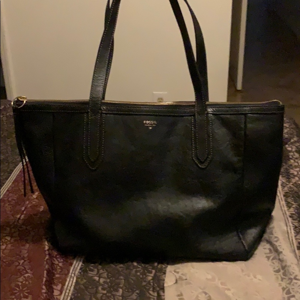 - Fossil leather Sydney tote in black